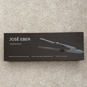 Black Vibrating Flat Iron NIB